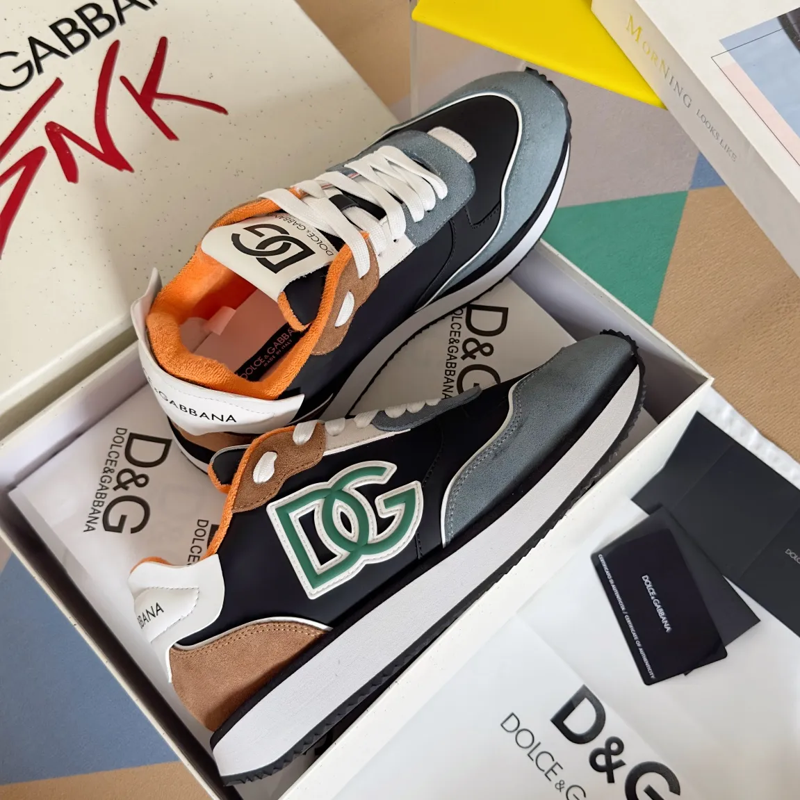 Factory P440💰D&G's latest Cushion series casual sports shoes, dad shoes, running shoes, original purchase and development, production, handmade, but always looking to the future. The new Cushion sneakers feature a two-tone suede upper accented by a mesh contrasting printed DG cross logo on the side. The lightweight, grippy rubber outsole adopts an innovative design to provide excellent performance, and the jacquard label adds timeless style. Exquisite packaging at the delivery counter🛍📦 ▪️ Fabric: Original custom-made first-layer cowhide ▪️ Lining: Original custom-made breathable towel lining ▪️ Sole: Original open-molded rubber material ▪️ Bottom thickness: 3.5CM ▪️ Size: Men's 38-45